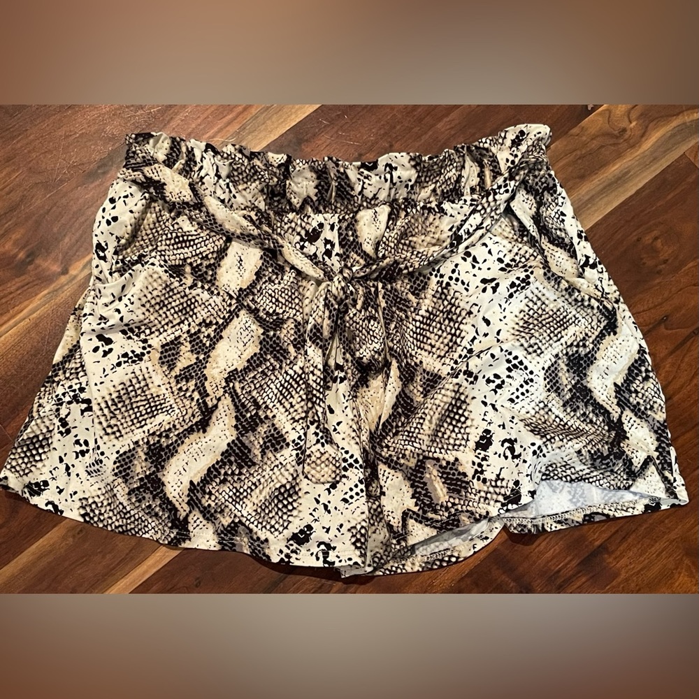 Snakeskin tie shorts Texas True threads Large
